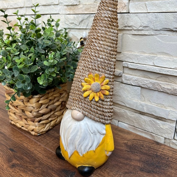 🆕 BeeHive 🐝 12" H Gnome Resin Decor! - Picture 4 of 10